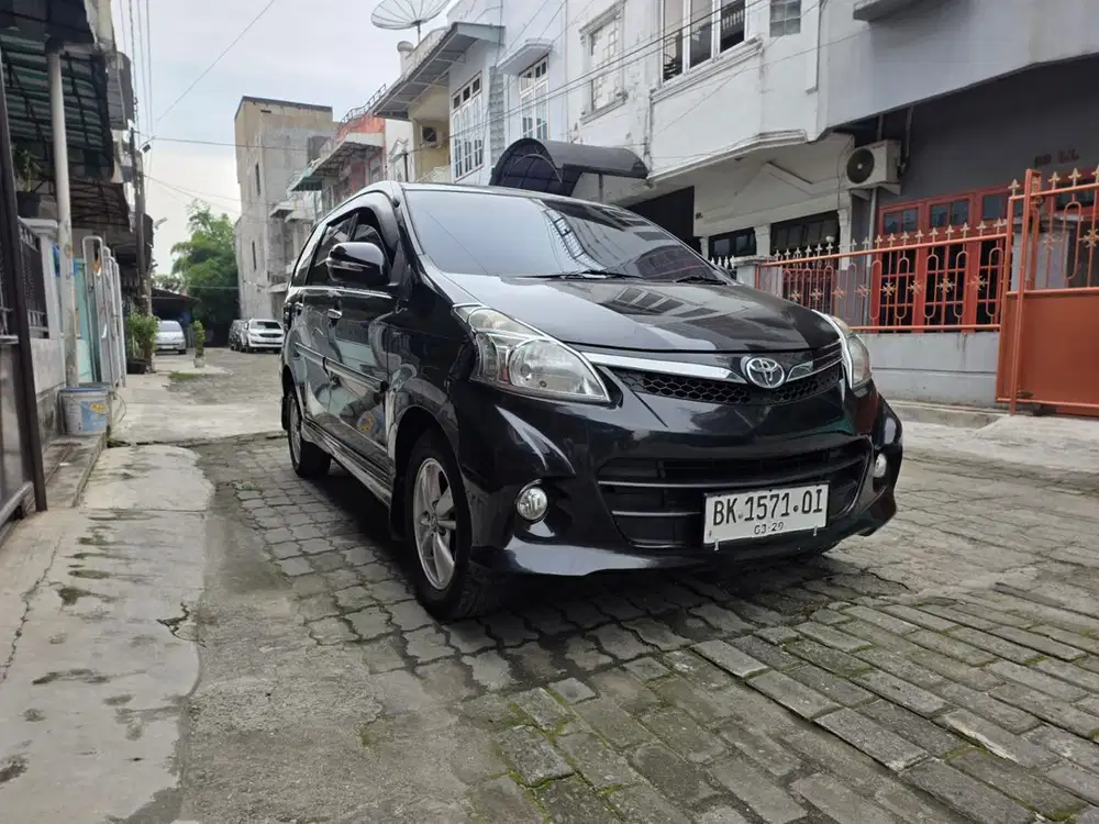 Avanza veloz matic 2014 hitam