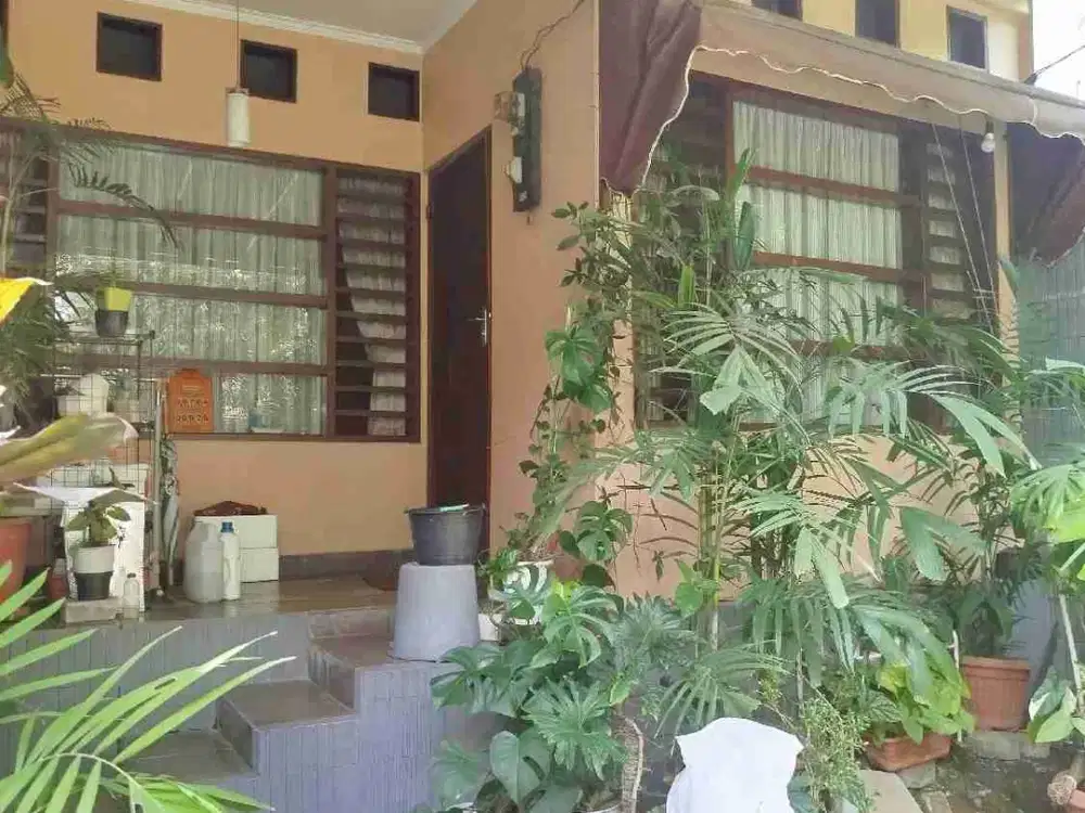 Rumah di jual 2 lantai lokasi setrategis, bbs banjir depan taman, di Jakarta Selatan , kebayoran Baru, dekat senayan  ..harga nego