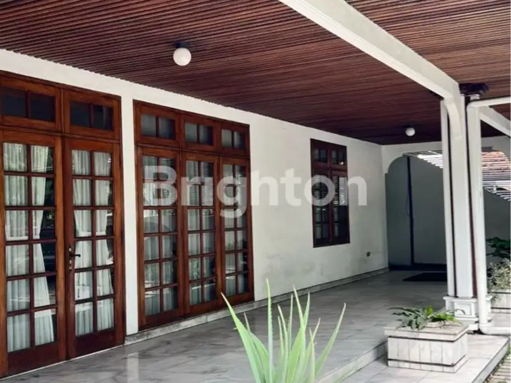 Rumah Klasik Terawat. Lokasi Walikota Mustajab Nol Jalan Raya Prime Area Di Pusat Kota Surabaya. Cocok Untuk Tempat Tinggal, Kantor, Cafe, Restoran