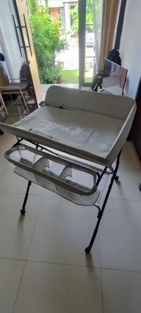 Tempat ganti pampers bayi portable