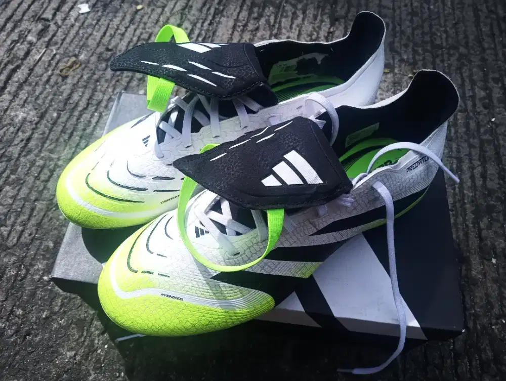 Sepatu bola Adidas size 43 1/3
