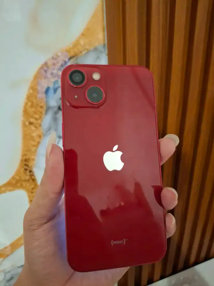 Iphone 13 merah