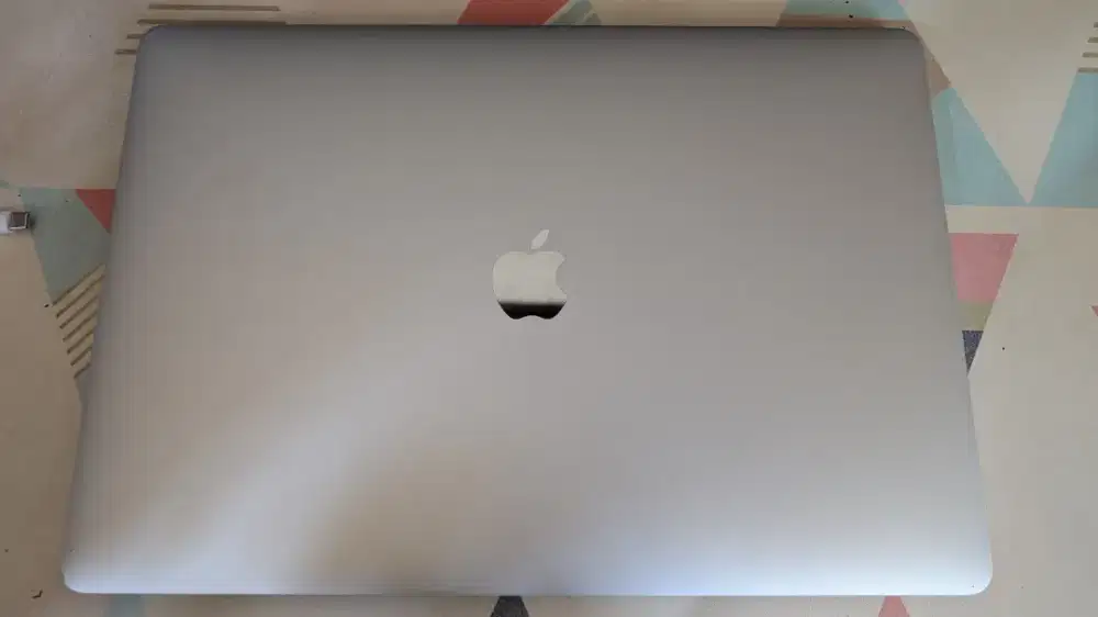 Macbook Pro 15 A1707 ( Touchbar  , i7, memory 16/512 GB, Dual VGA