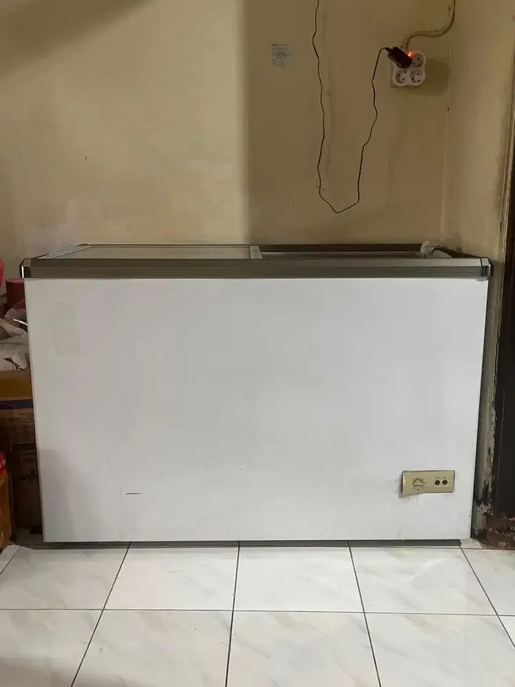 Freezer bekas merk RSA kondisi masih bagus.