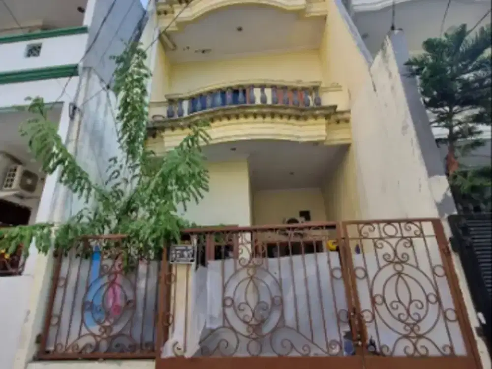 RUMAH PADEMANGAN ROW JALAN MOBIL SHM 3LT BEBAS BANJIR ADA CARPOT JAKAR