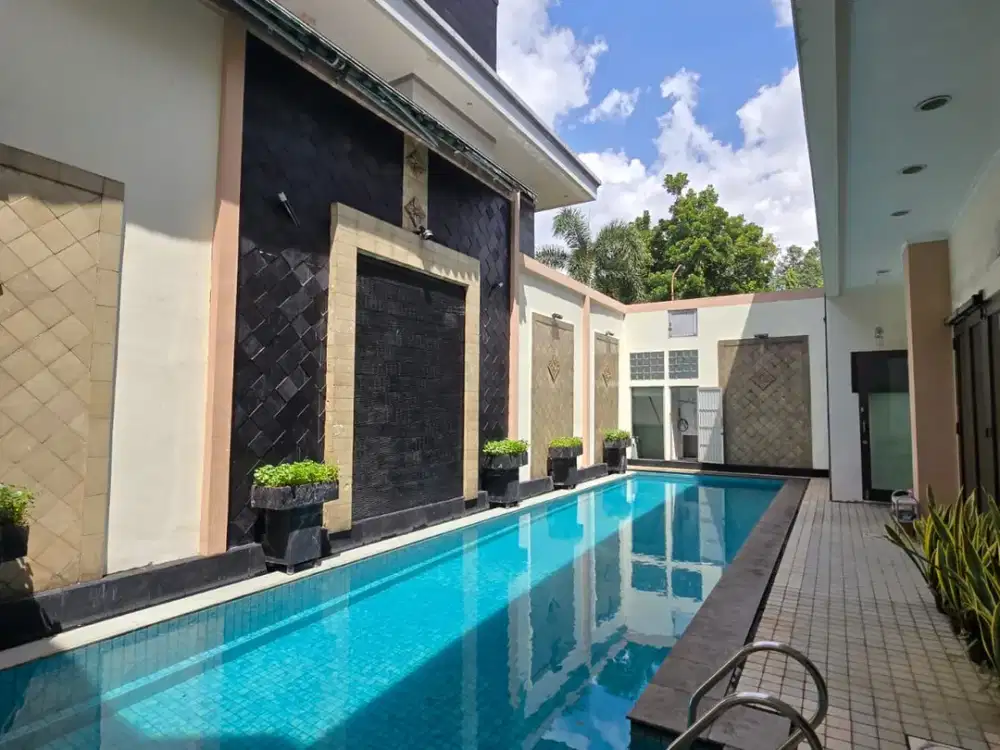 Rumah Bagus Dengan Kolam Renang Di Graha Taman Bintaro Jaya