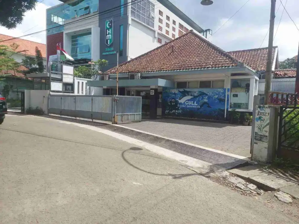 Dijual rumah di jl sabang sayap riau sedang di pake apotek dan praktek kebidanan