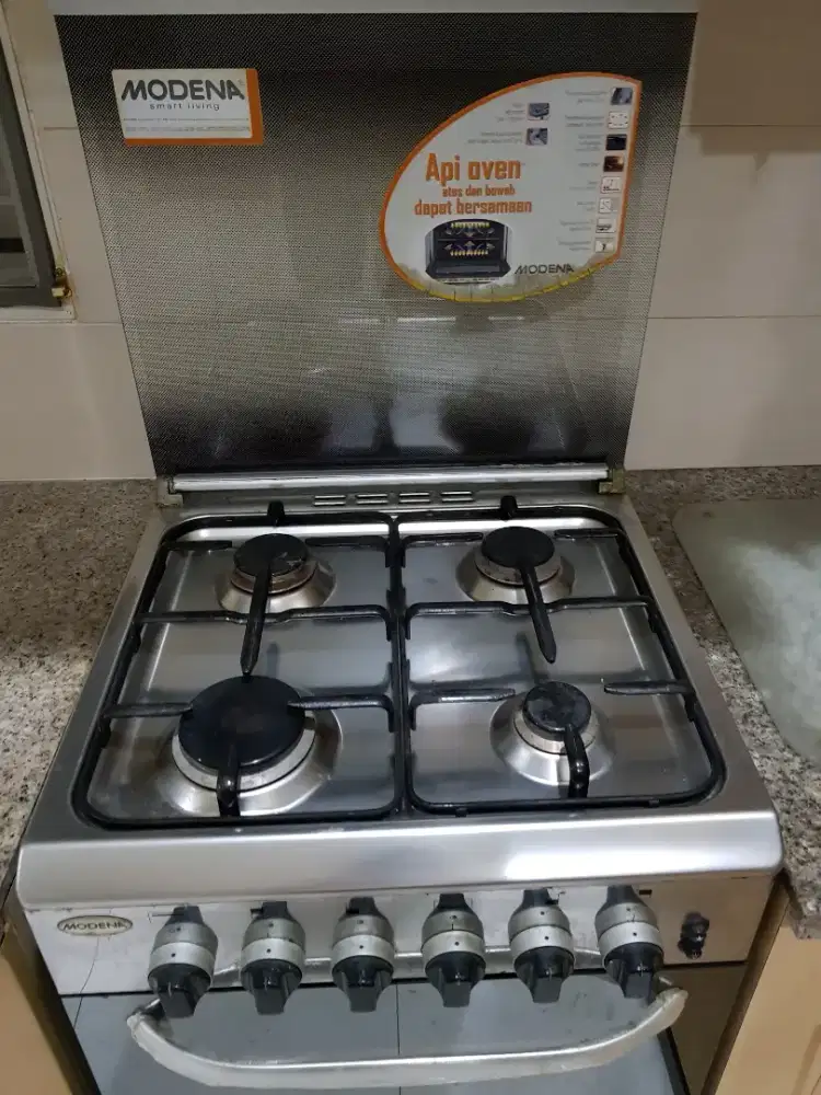 Kompor 4 tungku dan ada ovennya