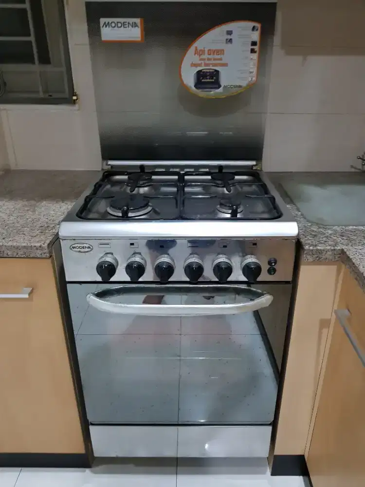 Kompor 4 tungku dan ada ovennya