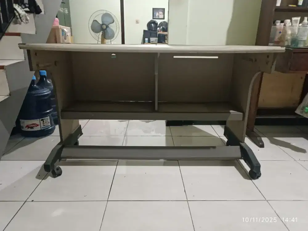 Meja komputer second