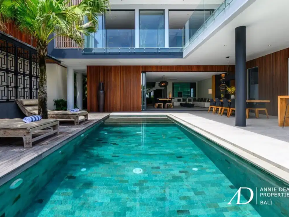 FREEHOLD | MODERN MULTI-LEVEL VILLA WITH PANORAMIC VIEWS OVER JIMBARAN BAY