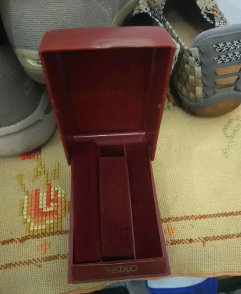 Kotak jam warna merah