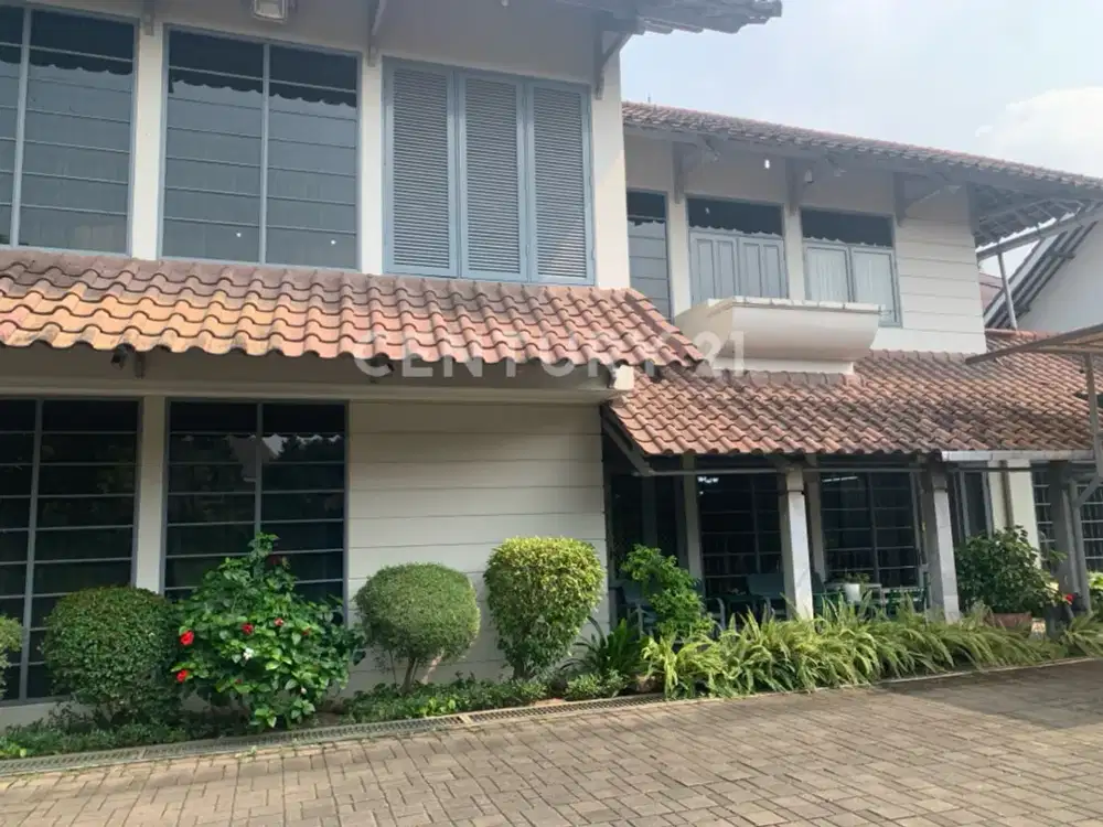 Rumah Bagaikan Vila Dgn 4 Bangunan , Nyaman Di Jkt Barat