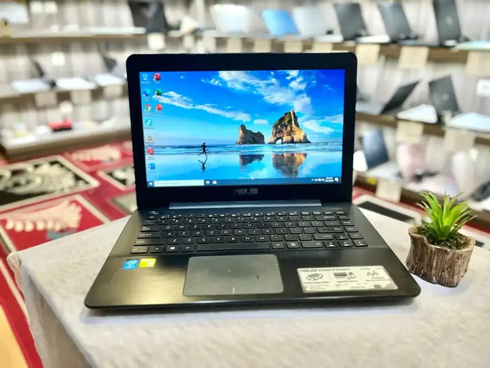 Asus A455L. Intel Core i5 gen 5. ram 8gb. ssd 256gb. vga nvidia 2gb.