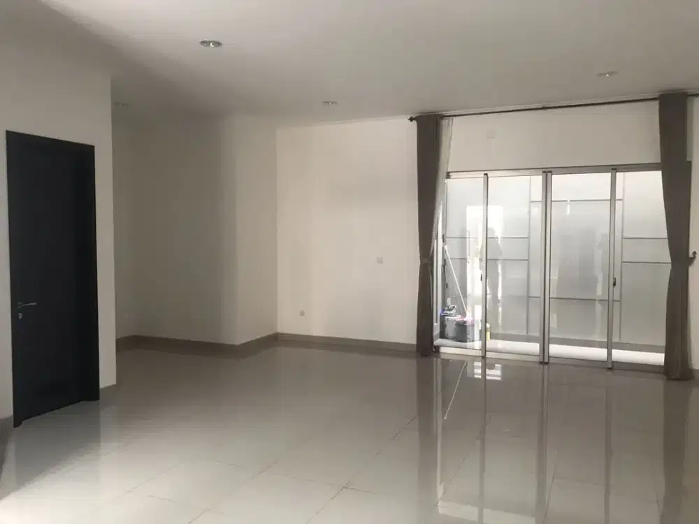 sewa rumah 2 lantai PIk 2 uk 8x15m kosongan ada AC