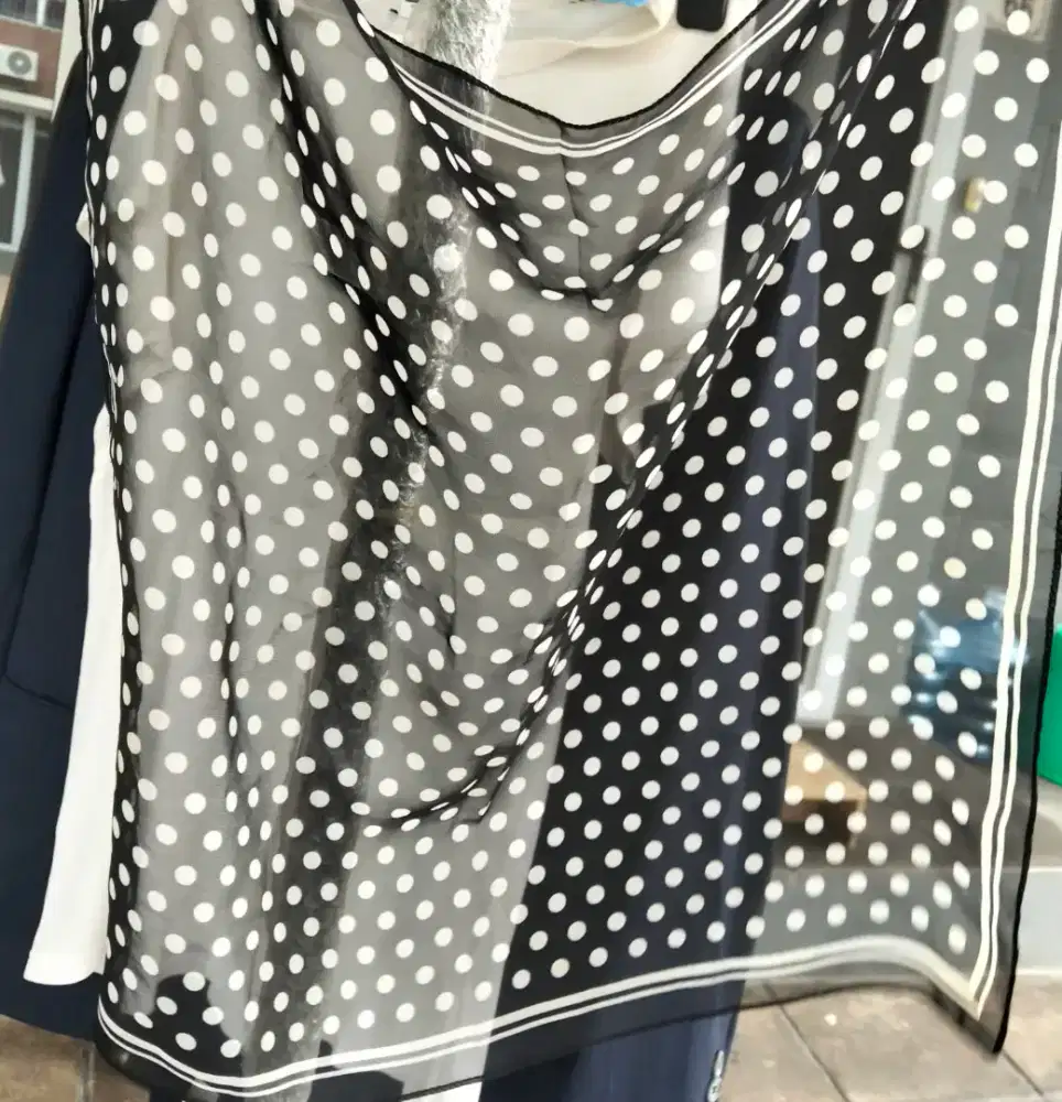 Scarf / Syal Polkadot 
Belum ongkir