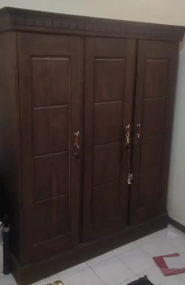 Lemari Jati 3 pintu Desain Elegan