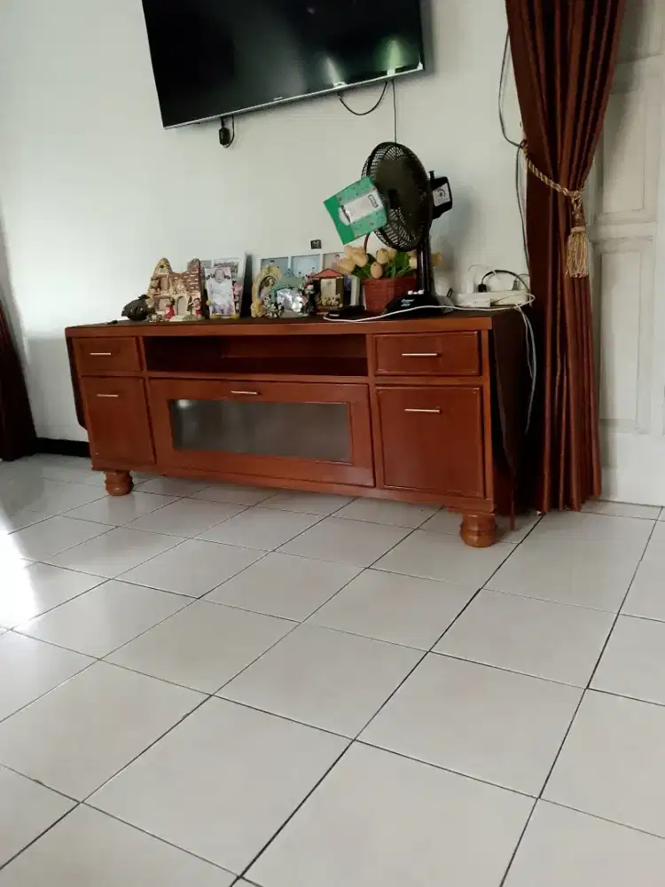 Meja tv kondisi masih sangat baik