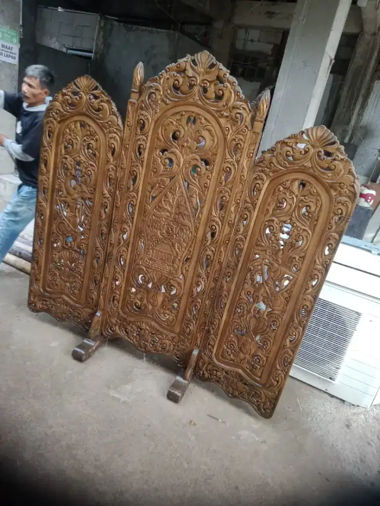 Sketsel atau partisi ukir jati