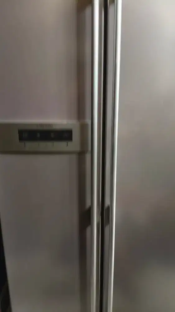 Kulkas SBS merk Elektrolux