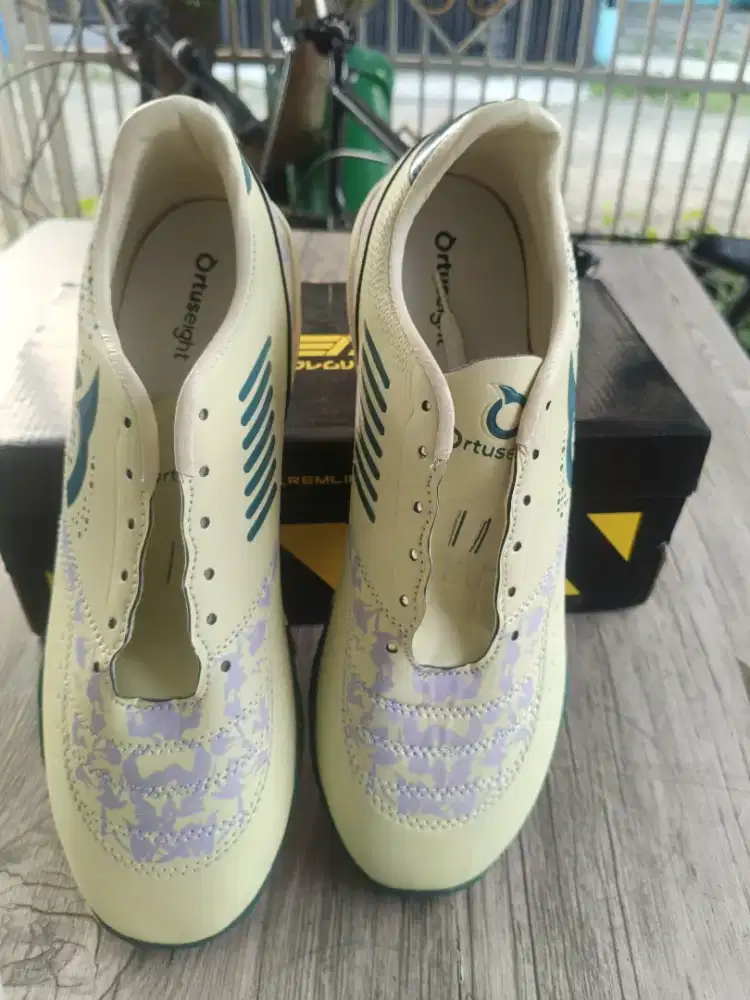 Sepatu futsal ortuseight