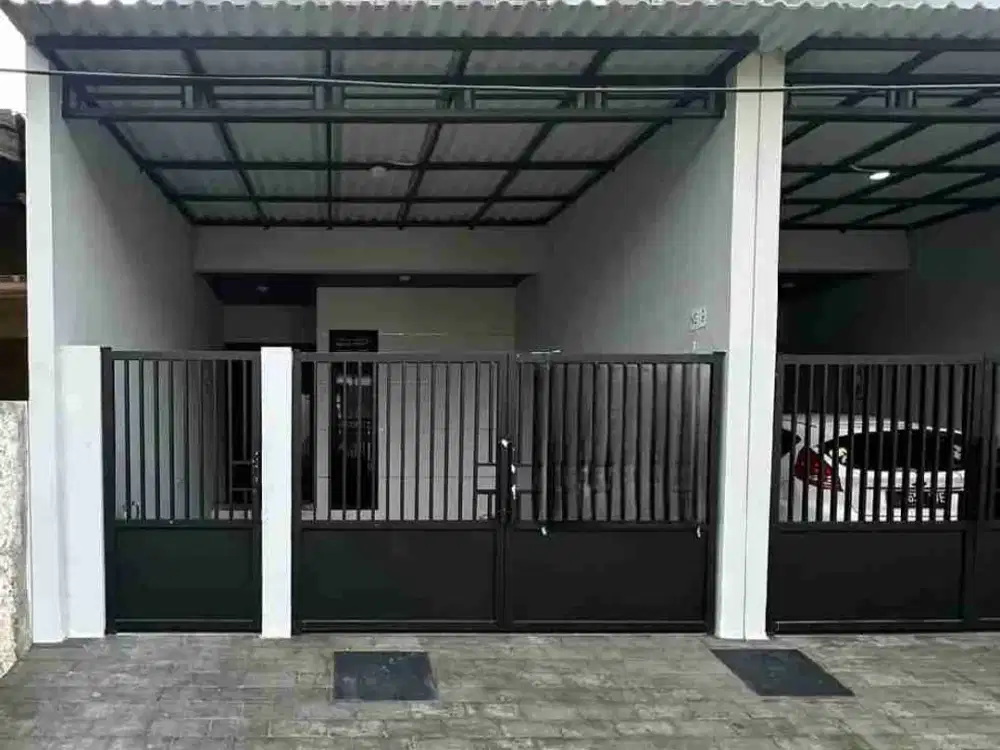Jual Rumah Baru Siap Huni Semolowaru Tengah dekat dengan beberapa tempat seperti SWK Semolowaru (Sentra Wisata Kuliner dengan berbagai fasilitas), serta Universitas Airlangga (Unair).