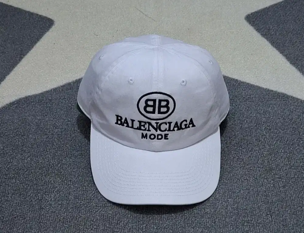Topi balenciaga putih bekas second keren