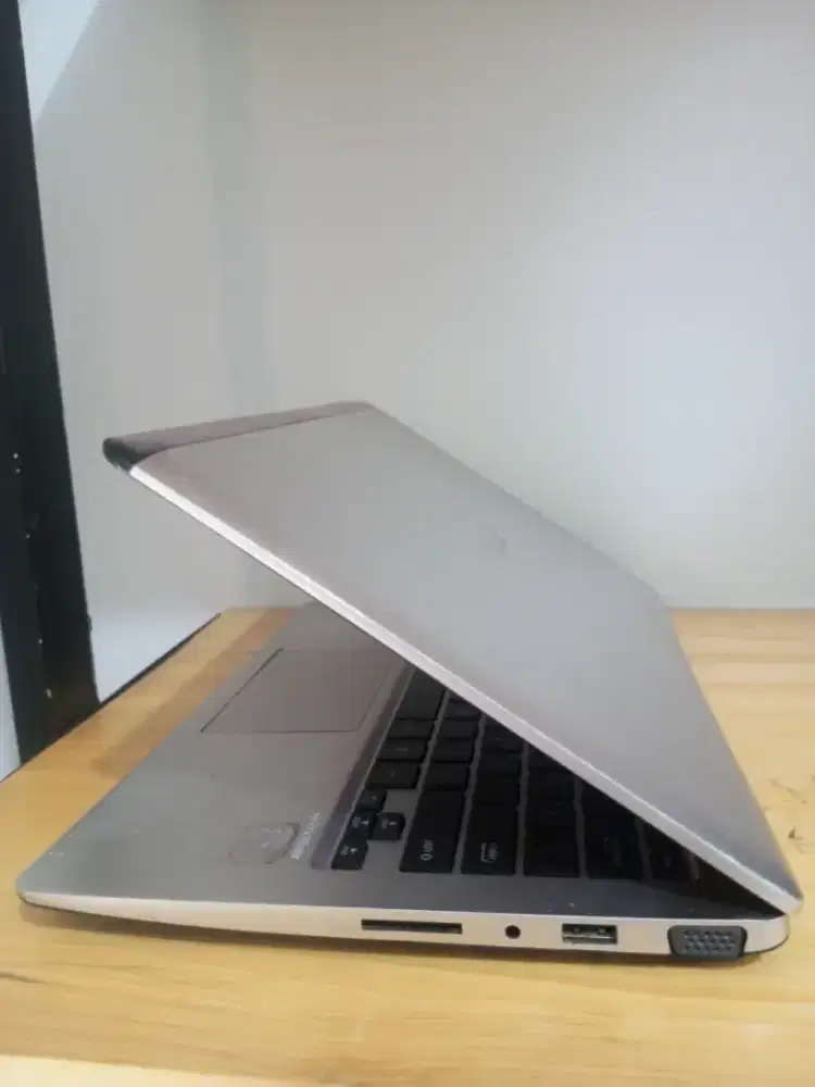 Asus X202e Intel 1007U DDR 4GB hdd 500GB 12 Baterai 2 jam