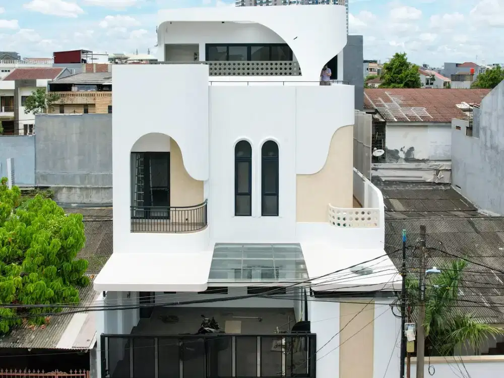 Rumah Baru 3 Lantai Semi Furnished Dekat Mall