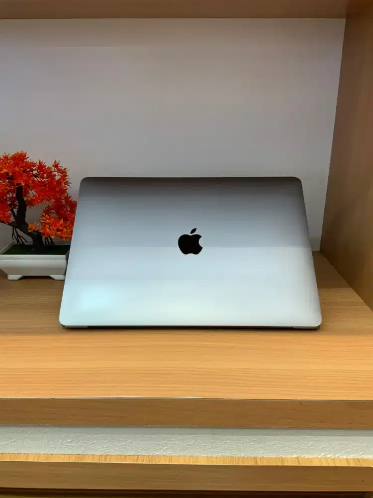 Macbook pro 2019 cto i7 2.8ghz 16gb 256gb cc 14 like new