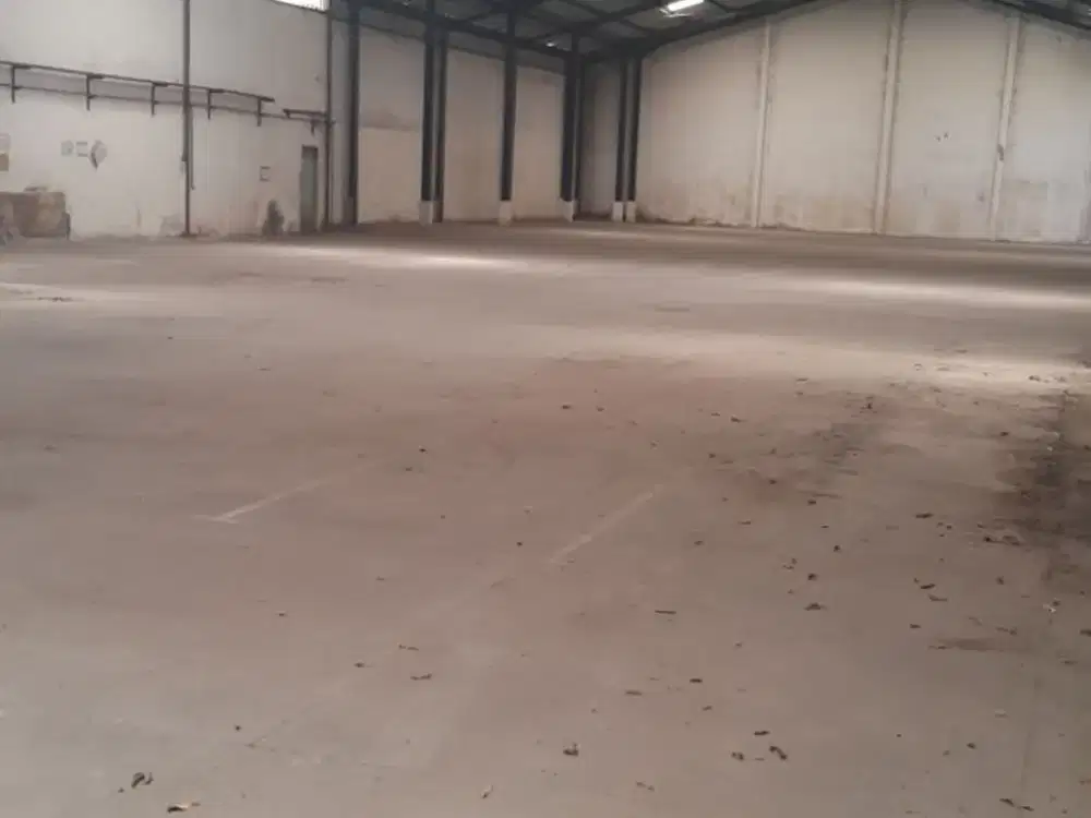 Gudang Premium di Jalur Utama Raya Trosobo – Halaman Parkir Luas