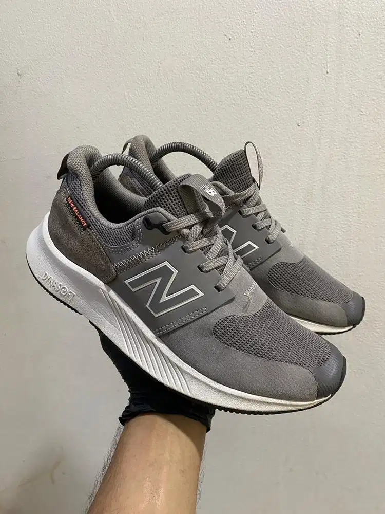 Sneaker pria new balance u900 size 42 grey original mulus