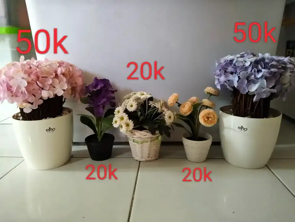 Bunga palsu berserta Vas nya