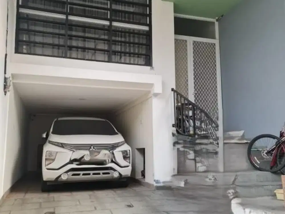 ANA RUMAH UK 5X15M SPLIT LEVEL DI KOMPLEK KAVLING POLRI JELAMBAR