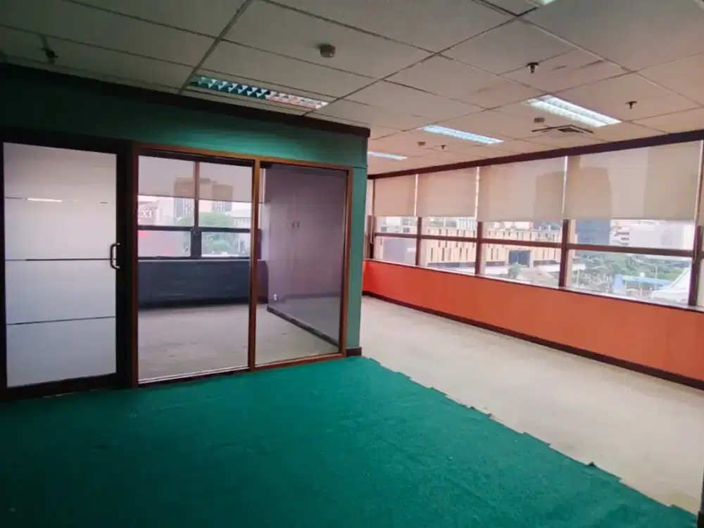 SEWA KANTOR  DI JAKARTA PUSAT  THAMRIN 69M2 PARTISI  150K NNEGO