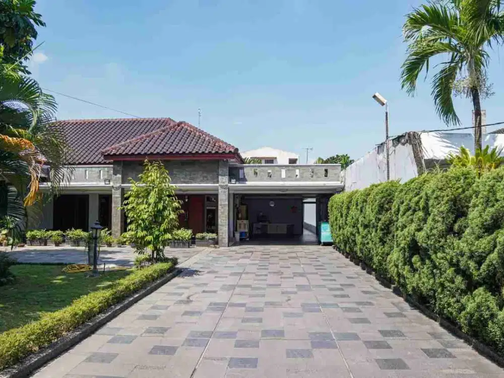 Dijual Villa Mewah Jl. Mojopahit / Sparman Murah ada kolam renang