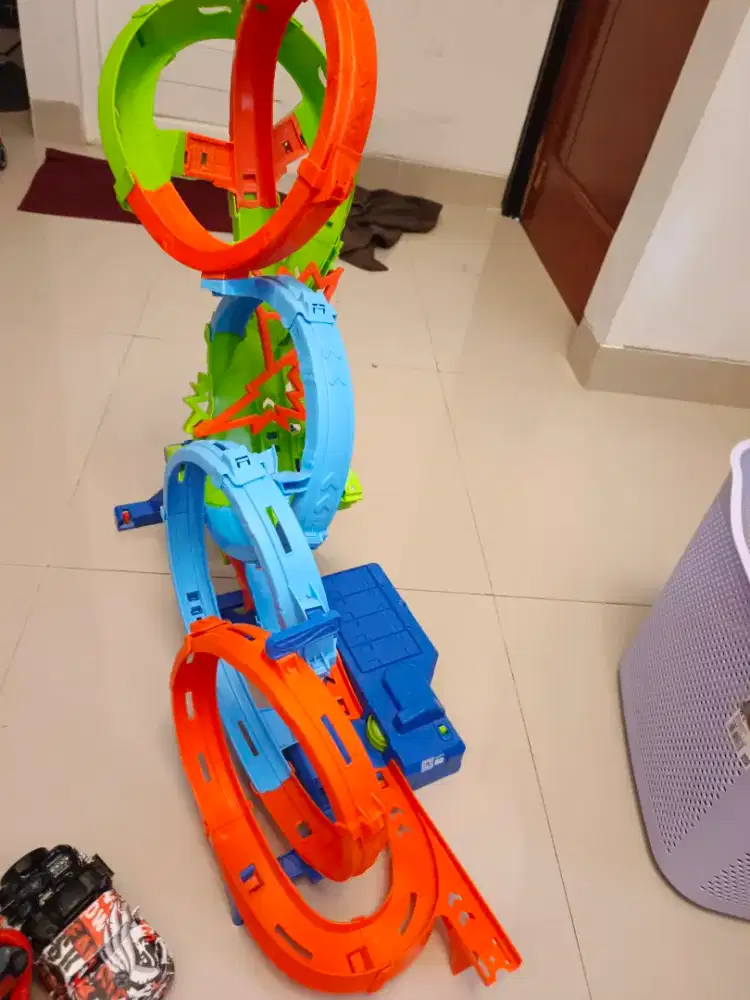 Track hotwheels dengan pendorong