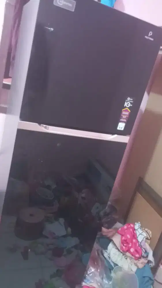 Di jual kulkas 2 pintu merk Polytron model baru kondisi SIAP PAKAI