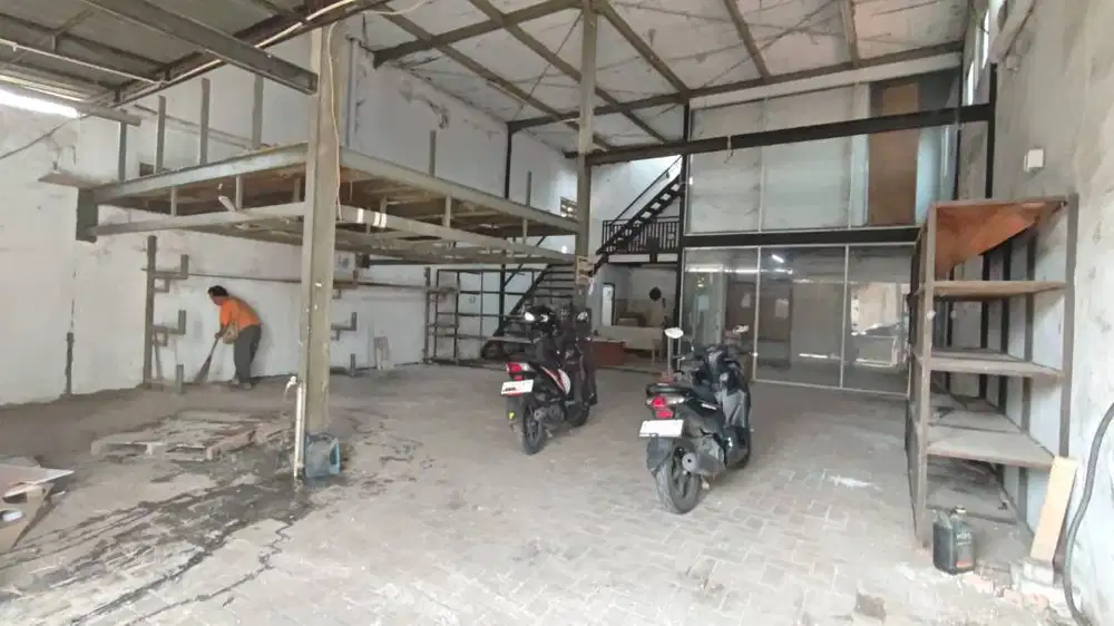 DISEWAKAN Gudang & Office 2 Lantai + Rooftop ada workshop + kamar + AC