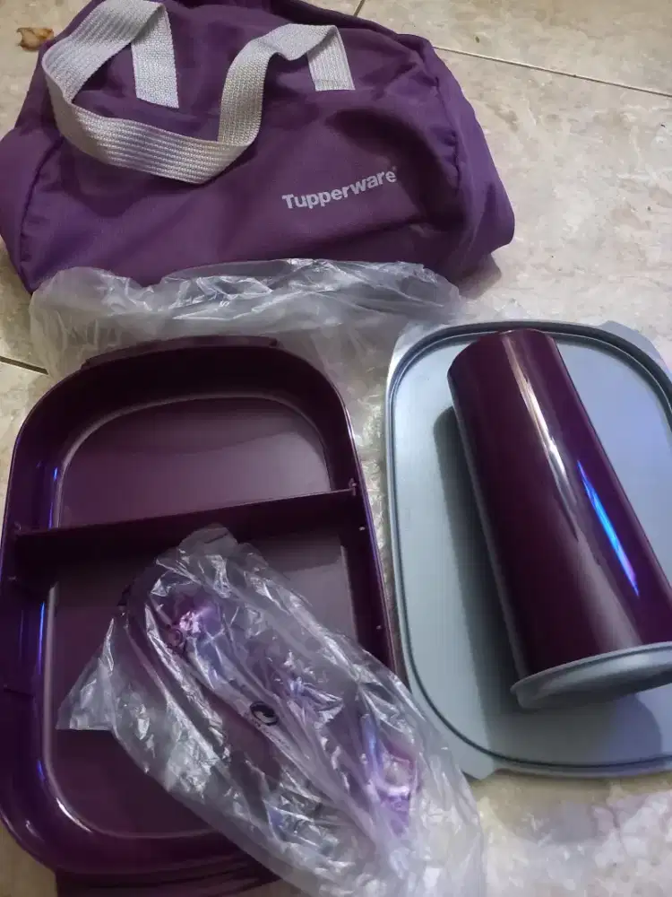 Set bekal Tupperware include sendok,tas & tumbler