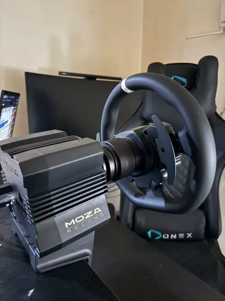 Moza R5 Steering Wheel Simulator 3 Pedal