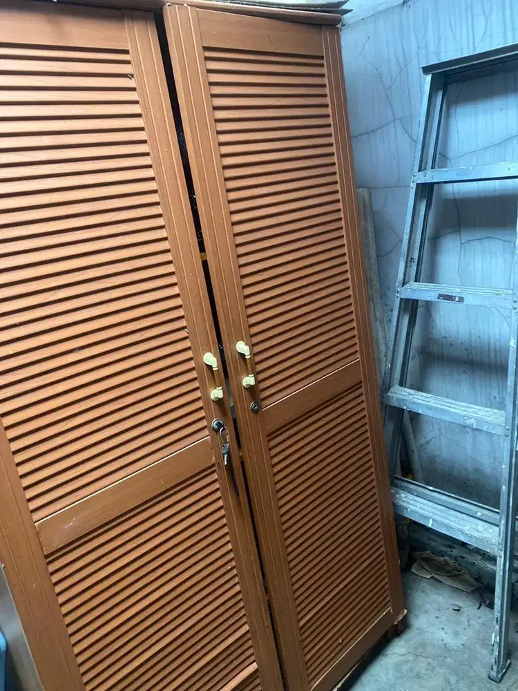 Lemari Pakaian Bekas