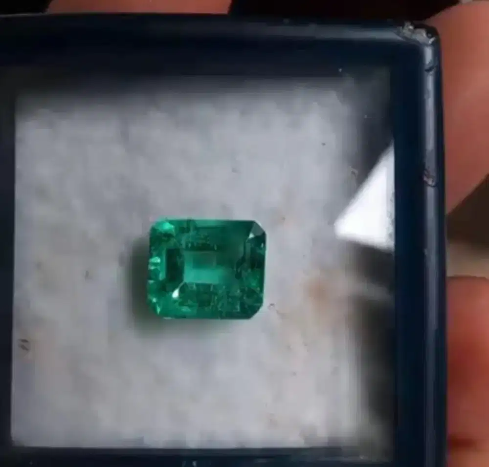 Emerald Natural beryl lost Stone + 3,22 Crt Boss