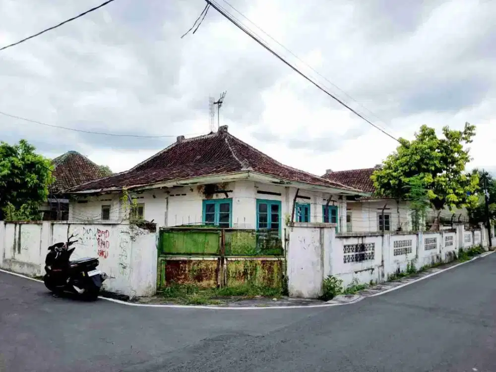 Tanah Luas Strategis Tengah Kota Bonus 2 Bangunan Rumah Lama