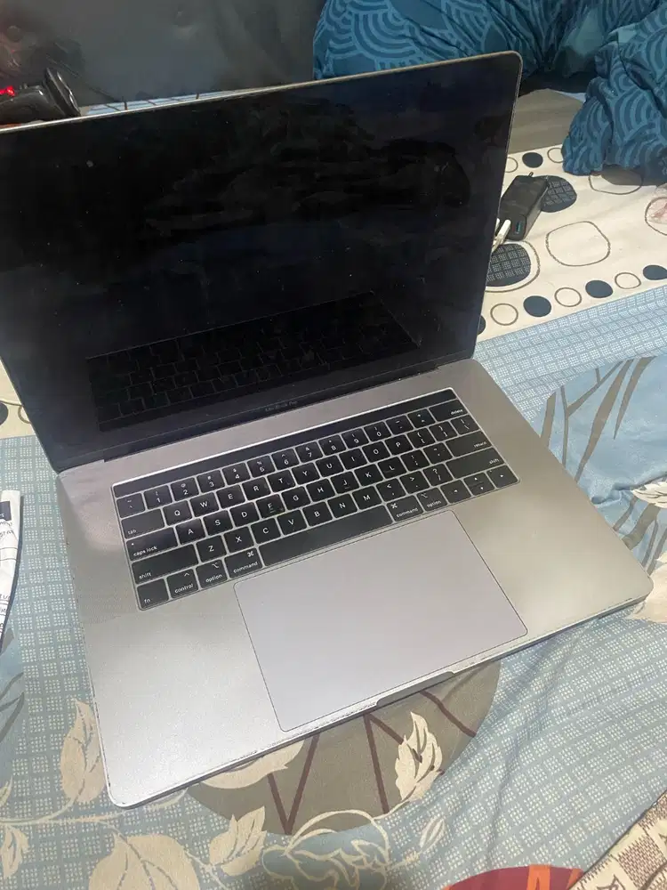 MacBook Pro 2018 15” i9 / 16GB / 256GB — Mati Total (Water Damage)