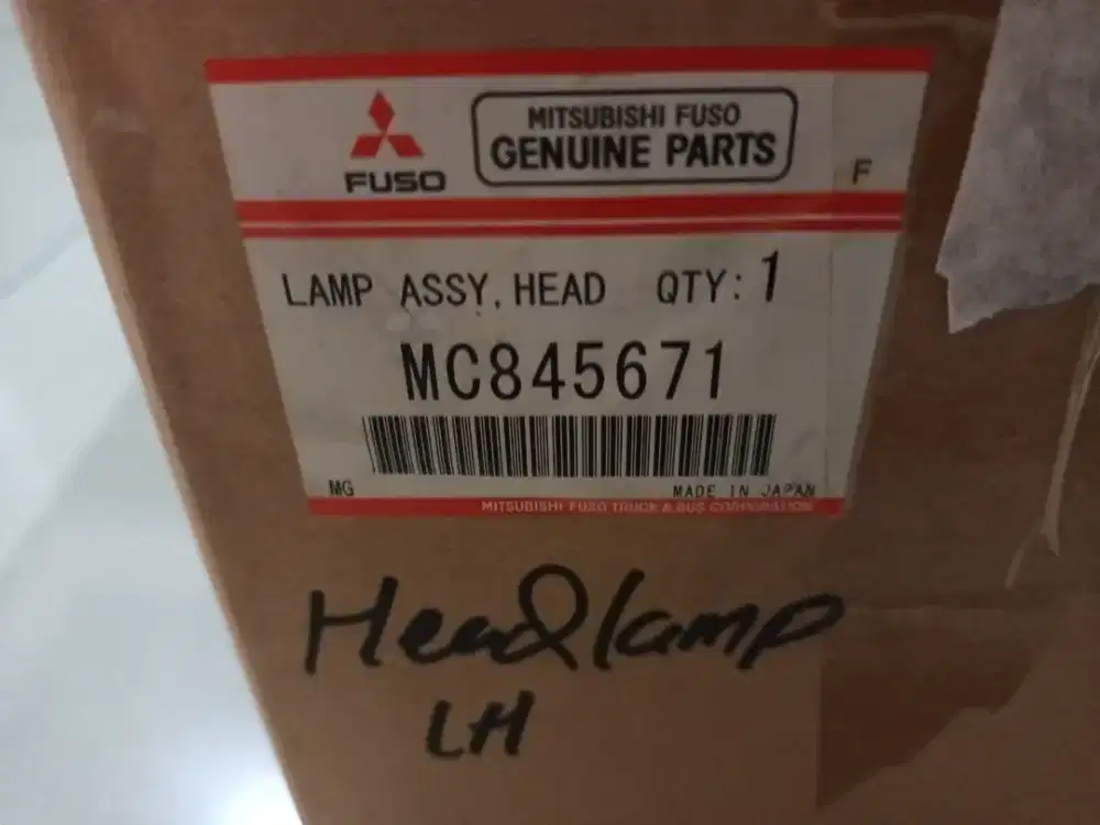 Lampu besar sebelah kiri dan lampu sein LH truk PS190