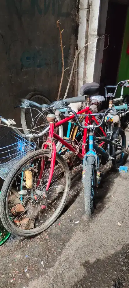 Sepeda genjot warna merah