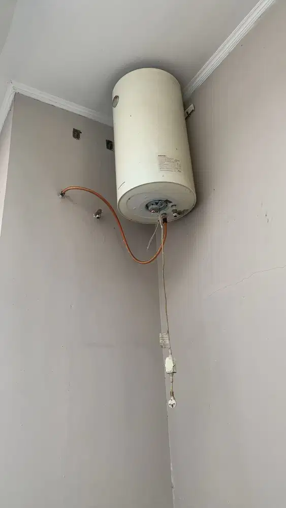 Water Heater Ariston 100 lt 1.500 w bocor