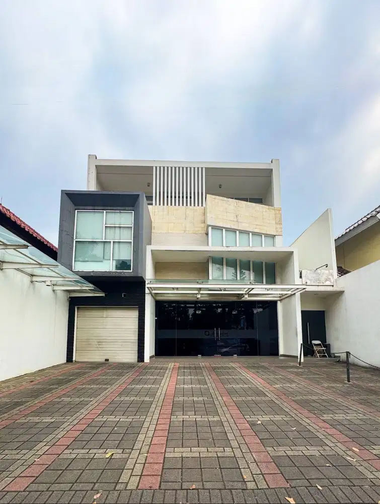 Dijual Bangunan Kantor 3 Lantai di Jalan Raya Anggrek Loka, BSD City