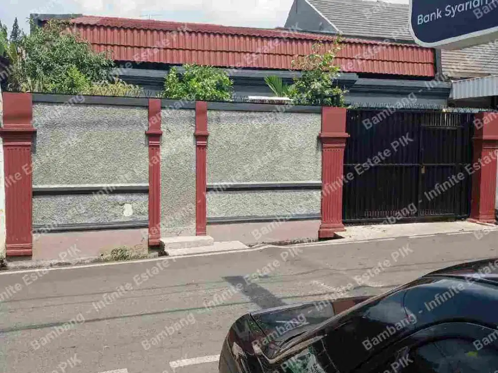 Dijual rumah,pinggir jalan raya, SHM , hadap utara ,semi furnished , LT 256m2 LB 400m2, bebas banjir.Kebon Jeruk.